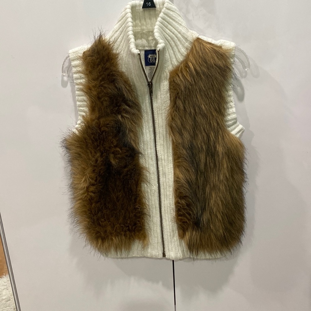 White polyester vest with faux fur